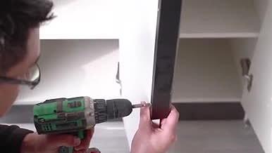 实拍装修工人用工具拧螺丝视频的预览图